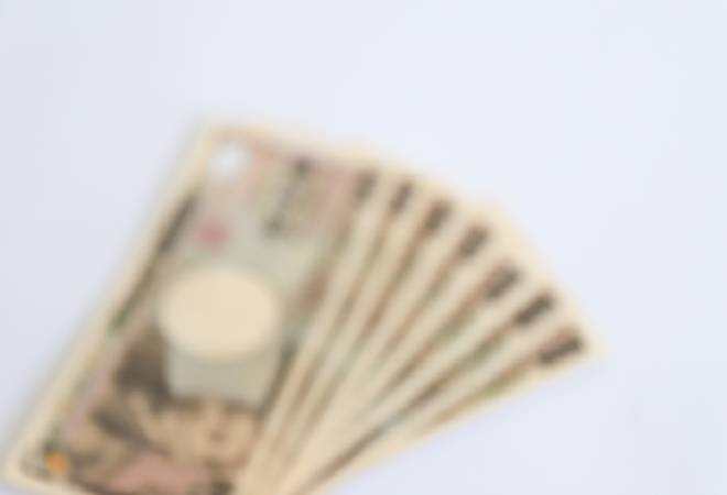 お金を貸してほしいという彼女|彼女にお金を貸すべきか悩んでいる