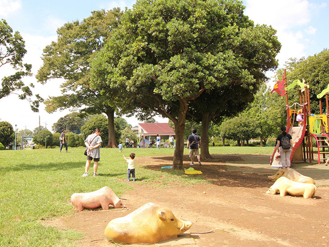 不倫相手が家族と仲良く公園