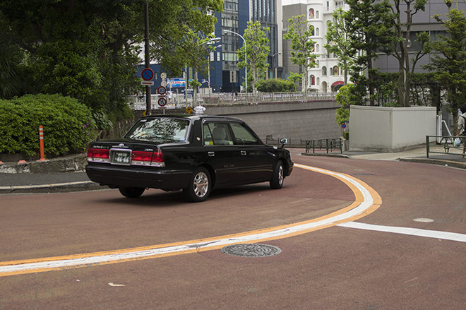 タクシーの運転手がお客を乗せずに自分の好きな女の子を乗せている