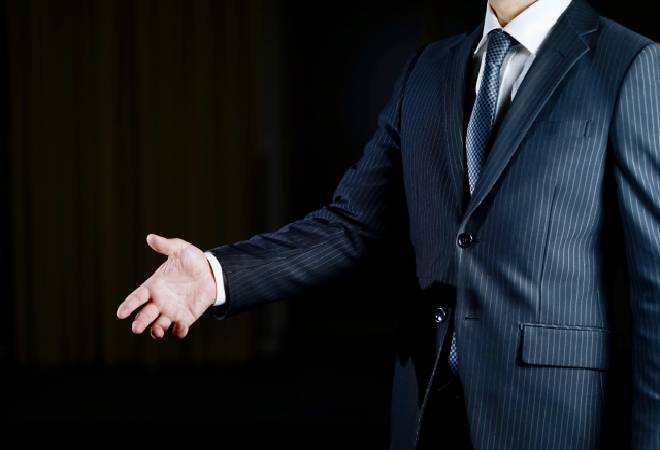 銀行員になりすまし600万円だまし取った疑いで55歳の男逮捕|探偵による事件の解説と対策法